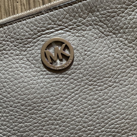 Michael Kors wristlet - Picture 3 of 14